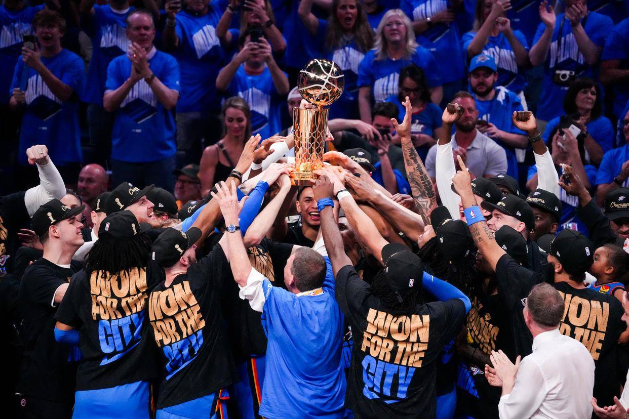 互不相让！杜兰特顶投三分一箭穿心 东契奇弧顶接球投强势回应（对飙到底！杜兰特迎射穿心三分，东契奇弧顶接球强势回击）