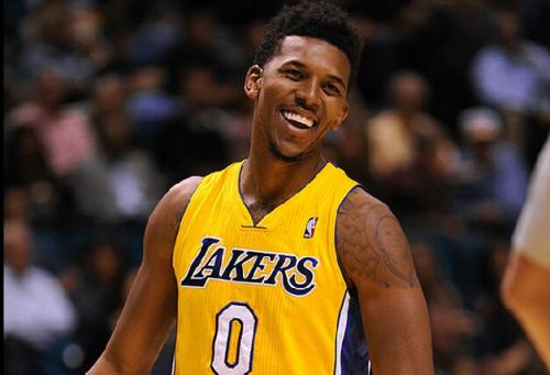 夸梅：詹姆斯防守时回半场都费劲 但进攻时跑起来还像火车头一样（夸梅：詹姆斯防守回追吃力，进攻仍如火车头般冲刺）