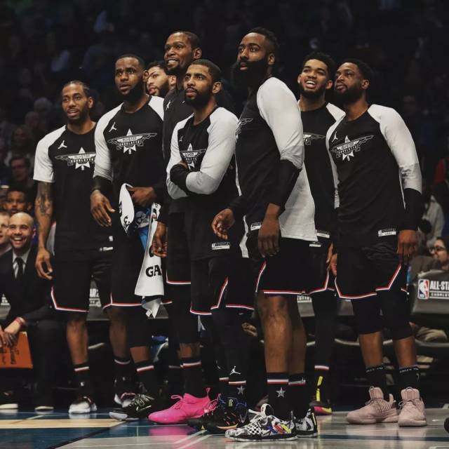 阿斯：皇马对贝林被肘后裁判未看回放感到愤怒，认为标准不一（阿斯：皇马不满裁判未回看贝林被肘，质疑判罚尺度不一）