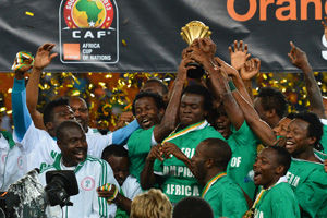 山东泰山选择韩鹏执教，凭借其责任感和团队精神，重燃球队斗志，提升士气，取得进步。（韩鹏执掌山东泰山：以责任与团队精神重燃斗志，提振士气促提升）