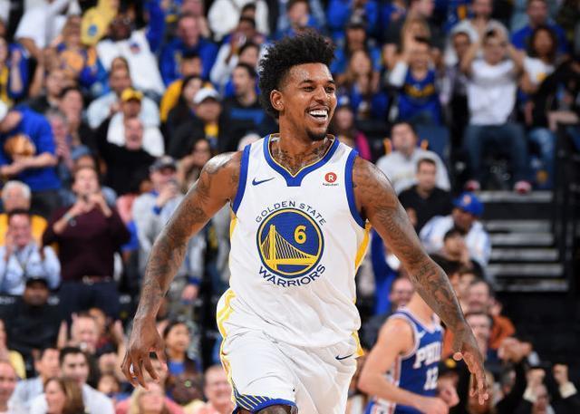 斯凯利晒穿齐达内、博格巴尤文球衣照，尤文球迷留言“快来”（斯凯利晒出身穿齐达内、博格巴款尤文球衣的照片，尤文球迷高呼：快来！）