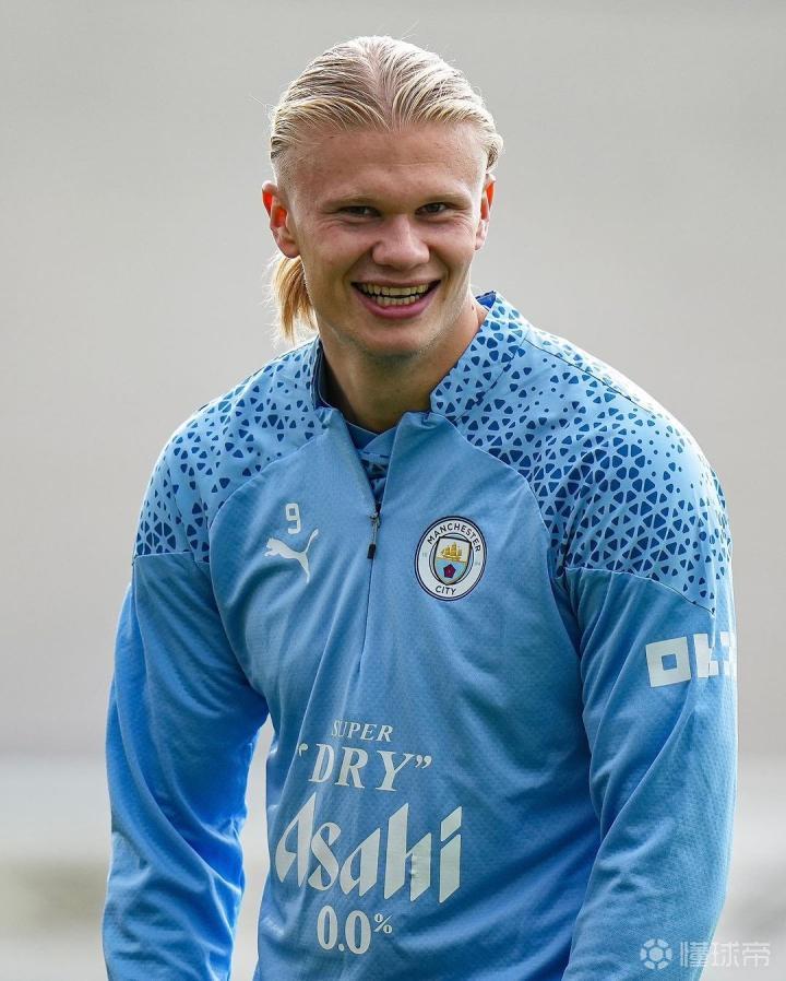 有爱，埃德森用手语向一名聋哑女球童示意：我爱你（暖心一刻：埃德森用手语向聋哑女球童传达“我爱你”）