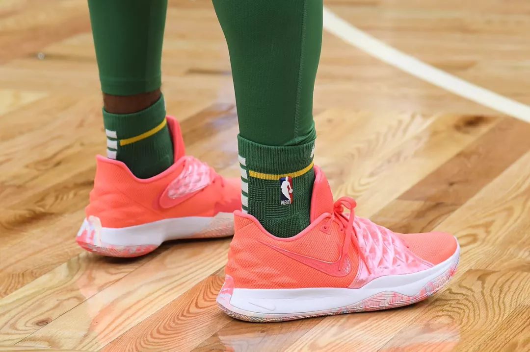 苏超风云 李成贤当着我的面嬉皮笑打闹，我真想真想给他出张牌！你们同意吗？（苏超风云：目睹李成贤嬉闹，我差点亮牌，你赞成吗？）