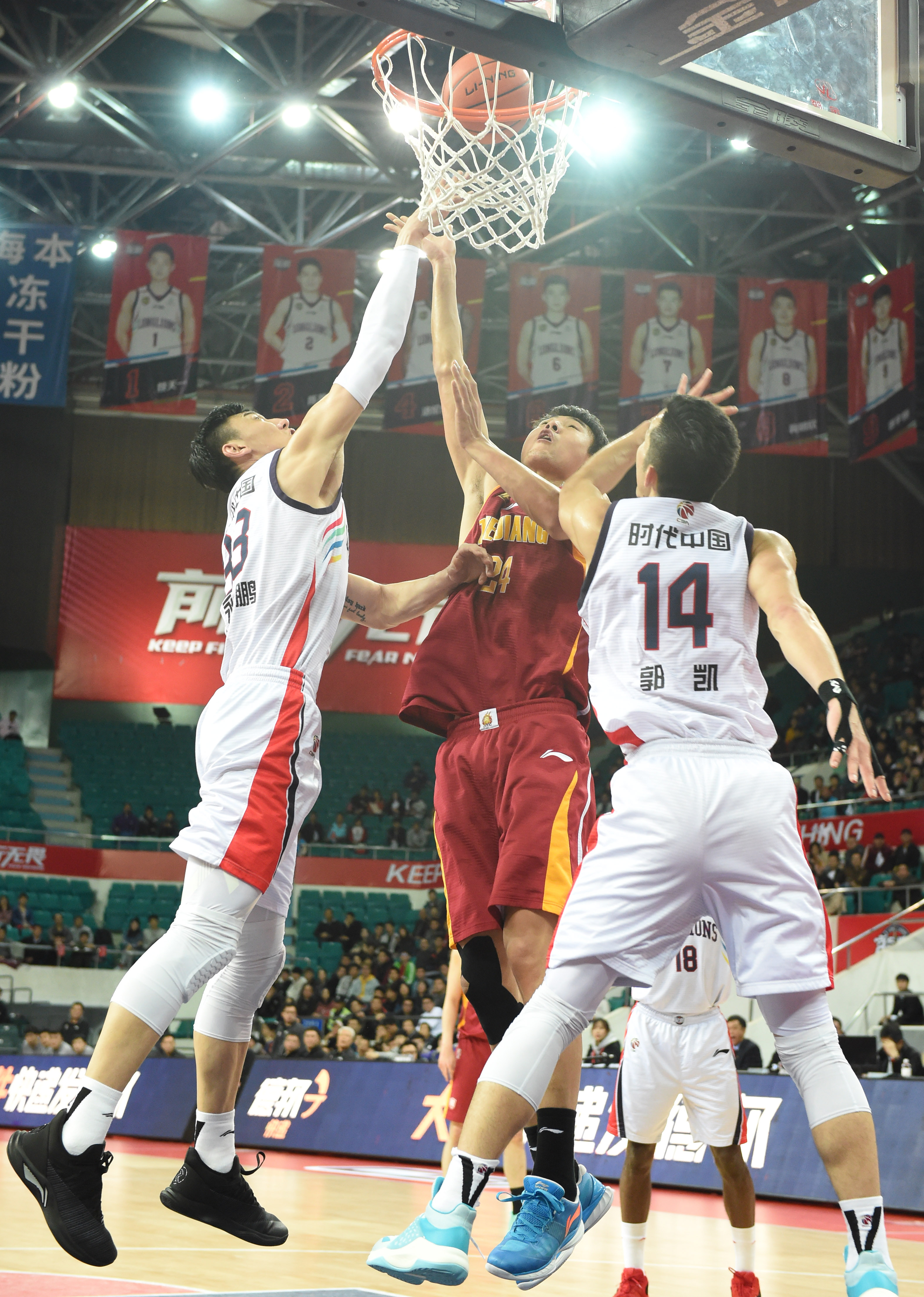 北京半场三分11中8，翟晓川&张才仁同砍11分（北京队半场三分11投8中，翟晓川与张才仁各得11分）