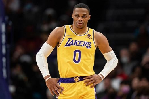 法兰克福球迷在诺坎普球场对巴萨支持者发动投掷袭击（诺坎普球场冲突：法兰克福球迷向巴萨支持者投掷物品）