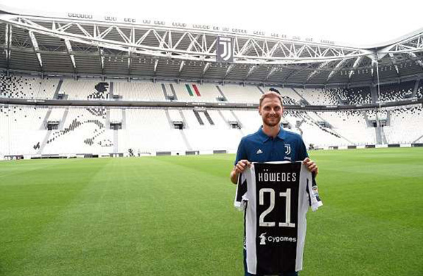 成遮羞布了？布朗尼最后时刻投进三分 詹姆斯比赛结束直接离场（末段三分难掩尴尬？布朗尼命中，詹姆斯终场径直离场）