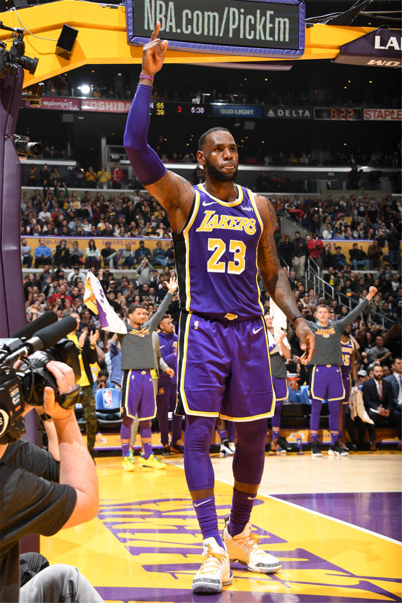 火力不够！斯玛特一人8记三分，其余湖人球员一共8记（火力不济！斯玛特轰进8记三分，湖人其余球员合计仅8记）