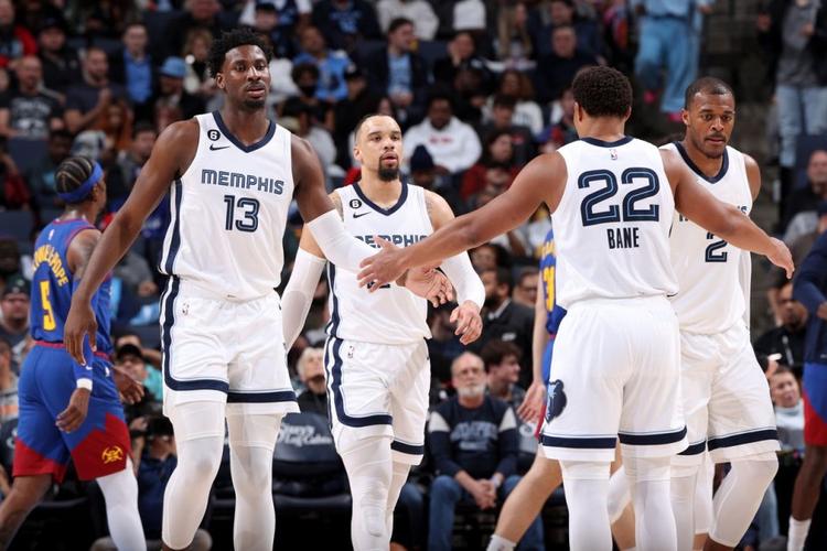 叙旧！杜兰特和拄着拐杖的比尔在赛前热聊（杜兰特赛前与拄拐比尔相谈甚欢）