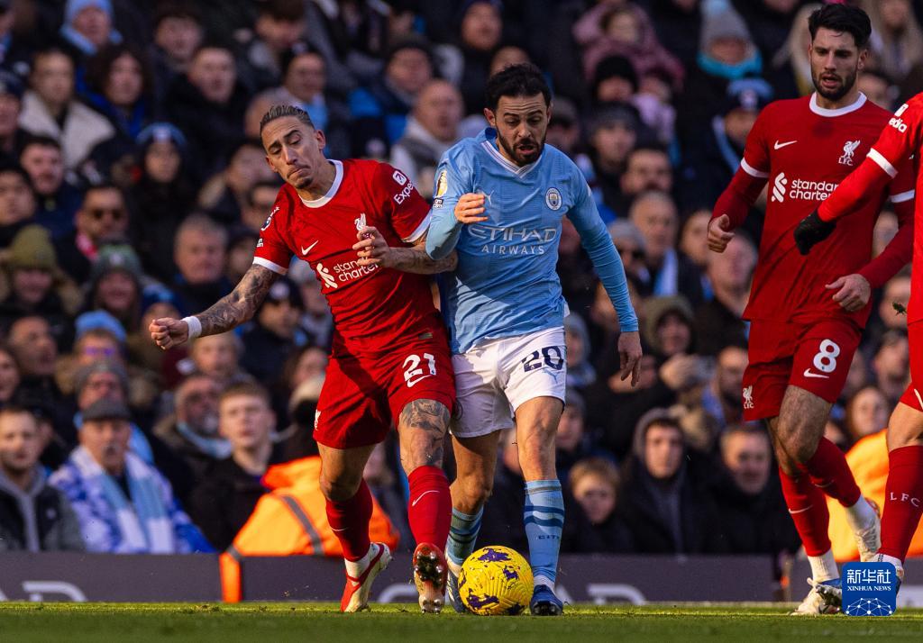 他今天像一位艺术家（他今日尽显艺术家风范）